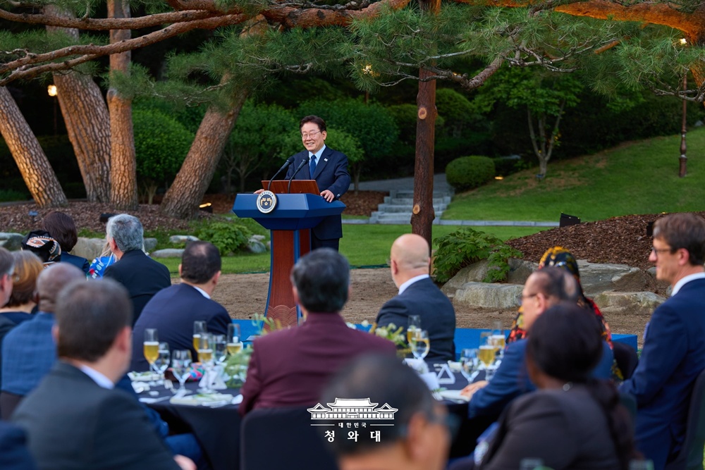 El presidente coreano, Lee Jae Myung, pronuncia un discurso de bienvenida ante unos diplom&aacute;ticos y representantes de organizaciones internacionales durante un banquete ofrecido el 23 de junio en el jard&iacute;n Nokjiwon de la casa presidencial Cheong Wa Dae, en Se&uacute;l. | Cheong Wa Dae