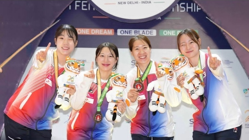 El equipo nacional femenino de sable posa con sus medallas de oro tras ganar el t&iacute;tulo de sable por equipos femenino en el Campeonato Asi&aacute;tico de Esgrima, el 23 de junio (hora local), en Nueva Delhi, la India. | Cuenta oficial de la Federaci&oacute;n Internacional de Esgrima en Instagram