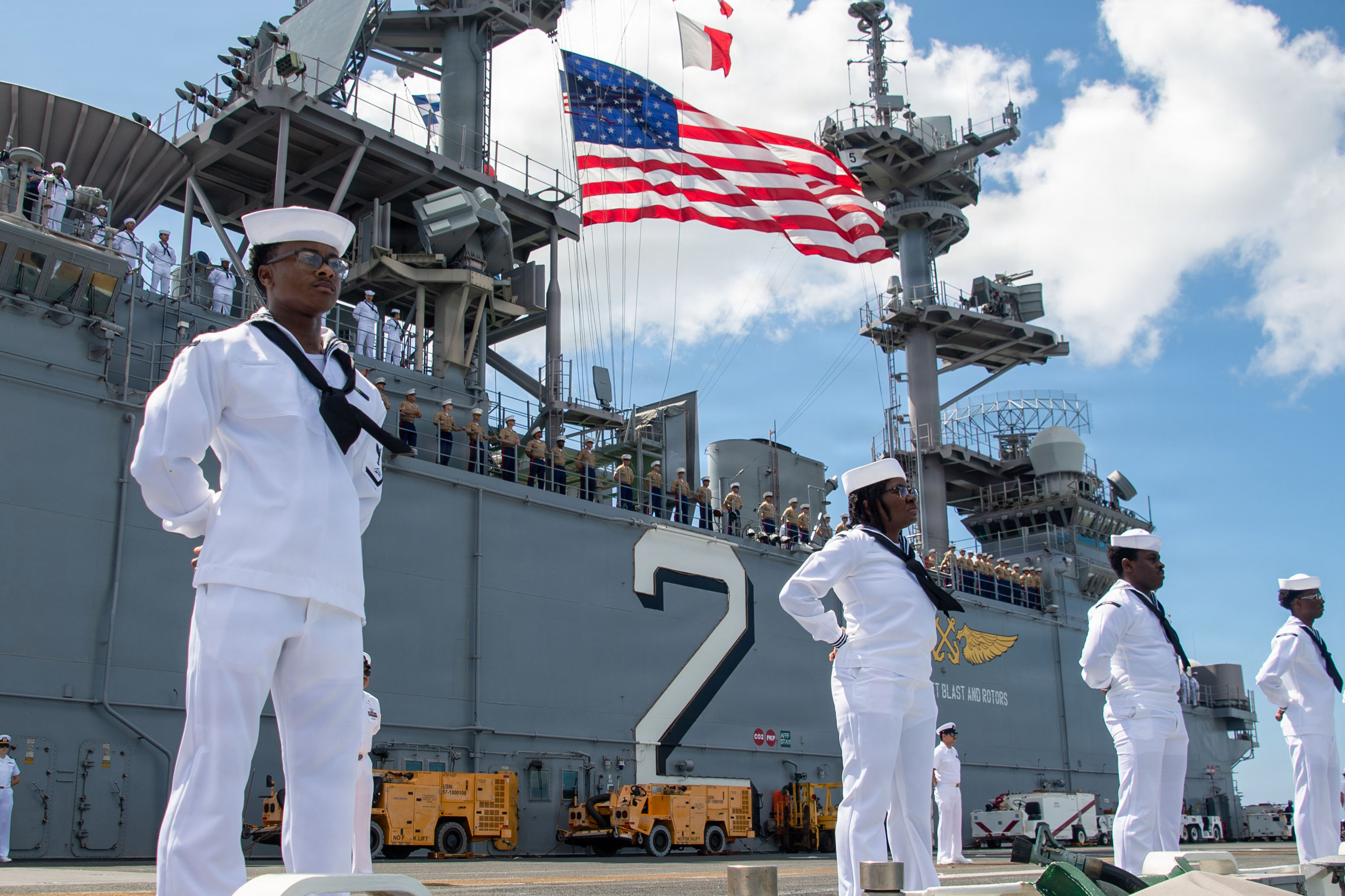 El personal de la Armada y la Infanter&iacute;a de Marina de Estados Unidos se forma el 21 de junio (hora local) en el buque de asalto anfibio USS Essex a su llegada al puerto de Pearl Harbor, Haw&aacute;i, para participar en el ejercicio Rim of the Pacific. | Departamento de Defensa de Estados Unidos