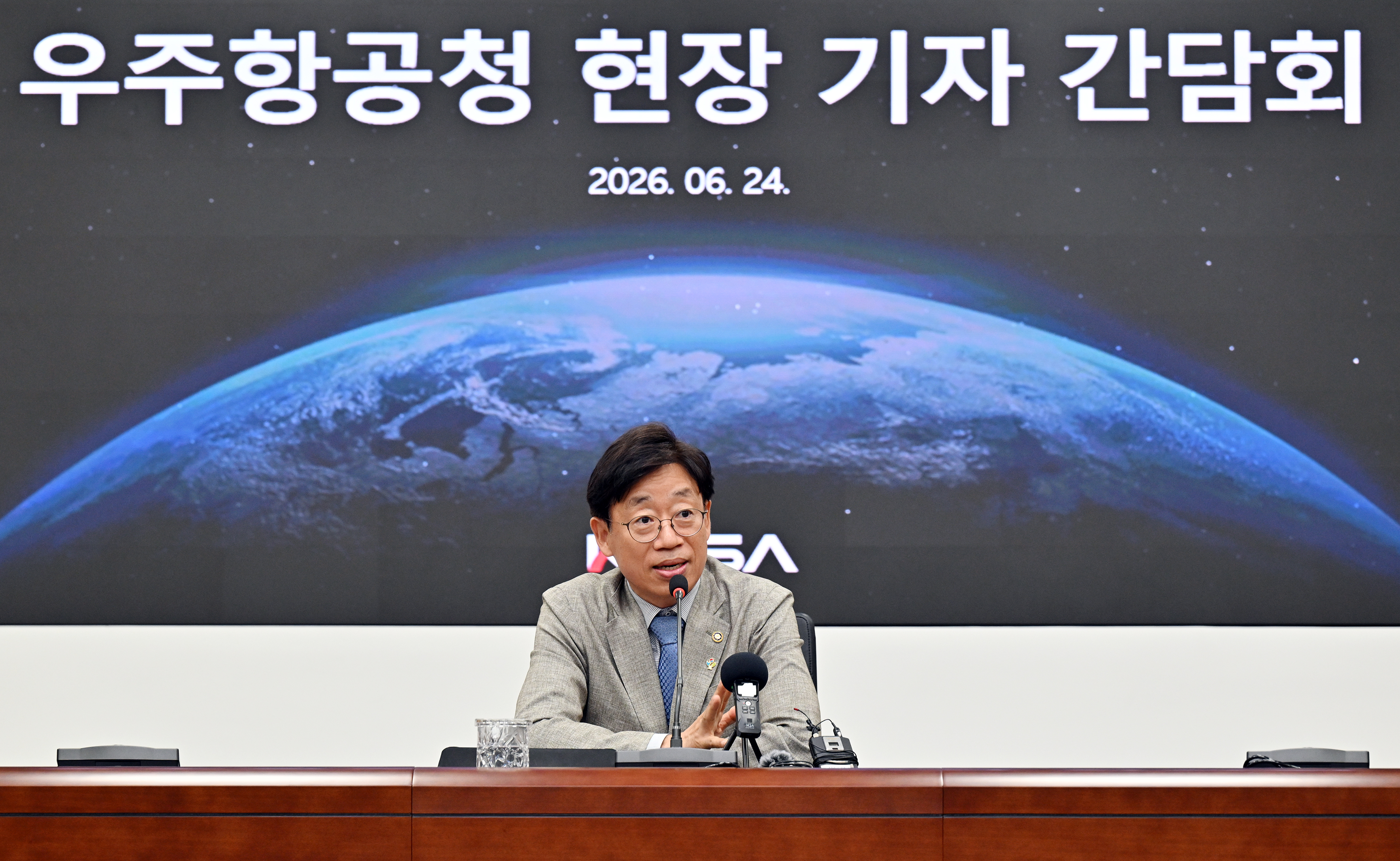 El administrador de la KASA, Oh Taeseog, habla sobre asuntos pendientes, en una conferencia de prensa celebrada, el 24 de junio, en la sede de su agencia en Sacheon, provincia de Gyeongsangnam-do.