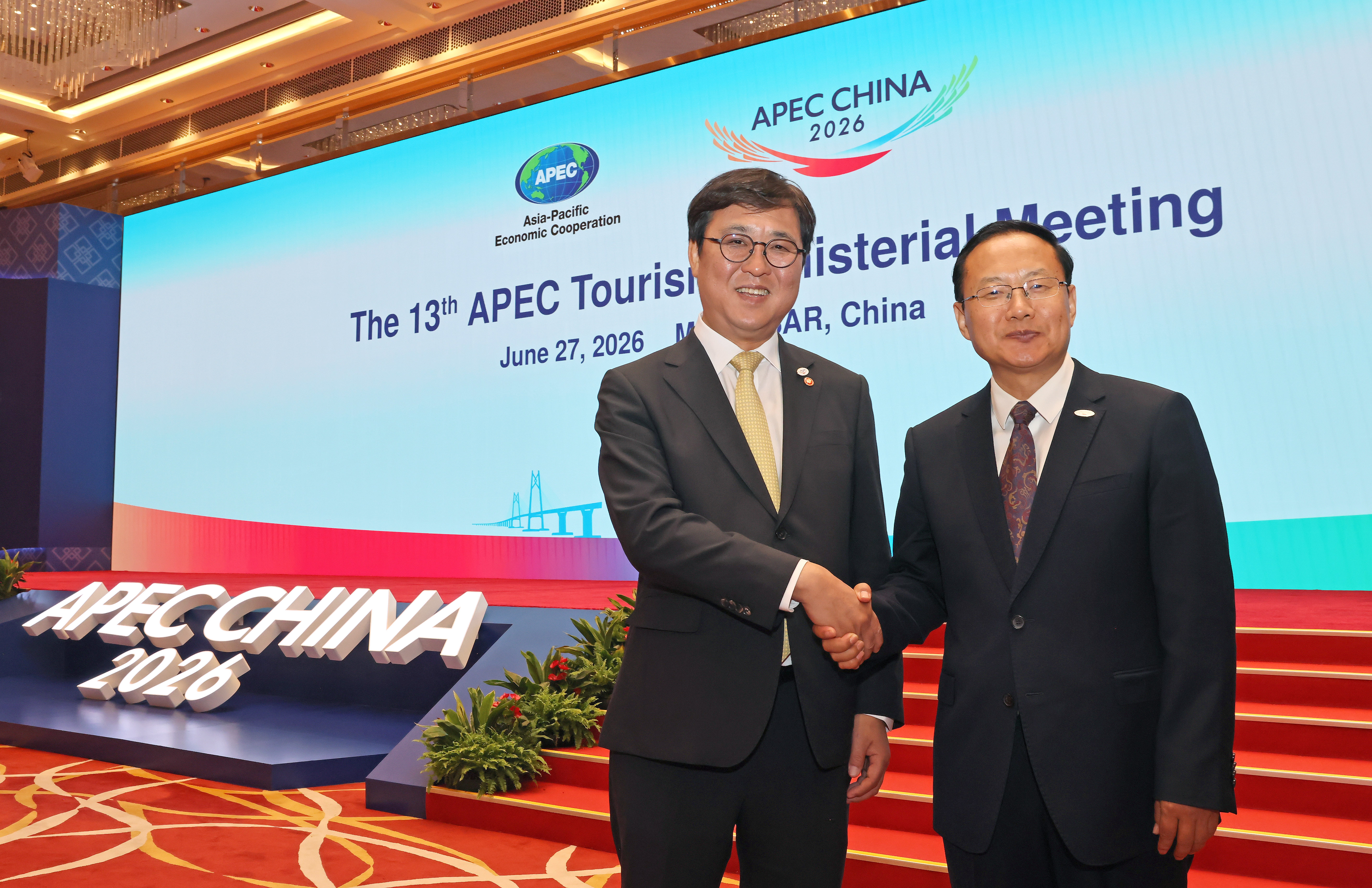 El ministro de Cultura, Deportes y Turismo, Chae Hwi-young (izda.), y el ministro chino de Cultura y Turismo, Sun Yeli, se dan un apret&oacute;n de manos tras la sesi&oacute;n plenaria de la Reuni&oacute;n Ministerial de Turismo del Foro de Cooperaci&oacute;n Econ&oacute;mica Asia-Pac&iacute;fico (APEC, por sus siglas en ingl&eacute;s), el 27 de junio, en el Macao Complex de Macao. | Heo Man-jin, Ministerio de Cultura, Deportes y Turismo