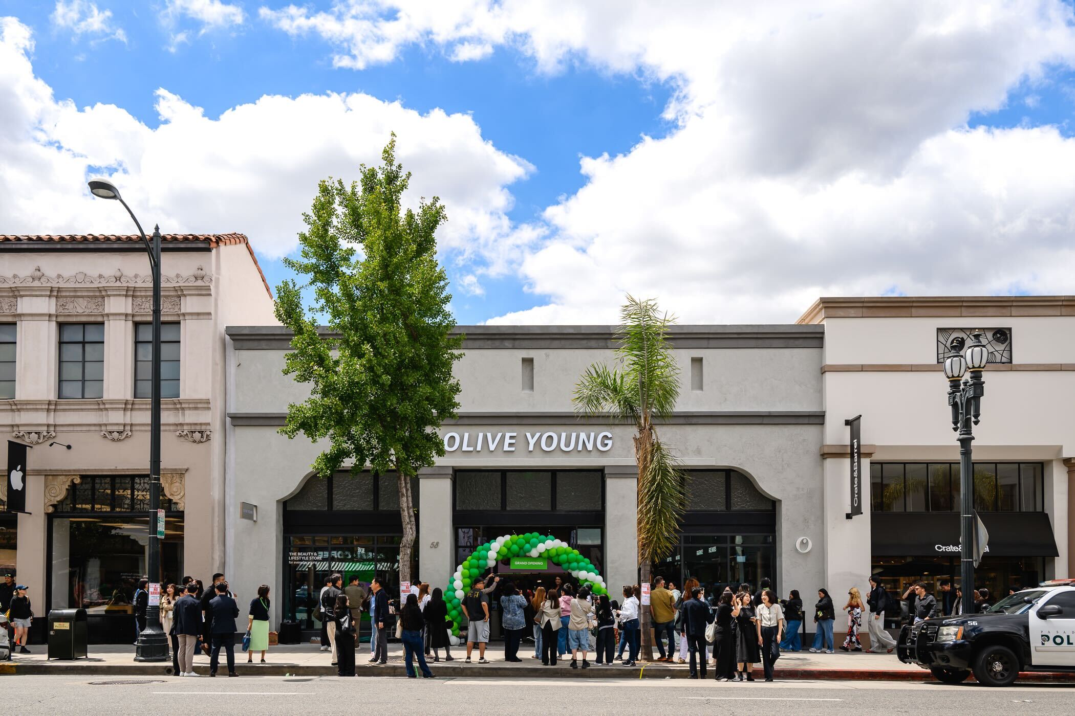  Consumidores locales esperan para ingresar a la tienda de Olive Young en Pasadena, EE. UU., en su primer día de apertura, el 29 de mayo. | CJ Olive Young