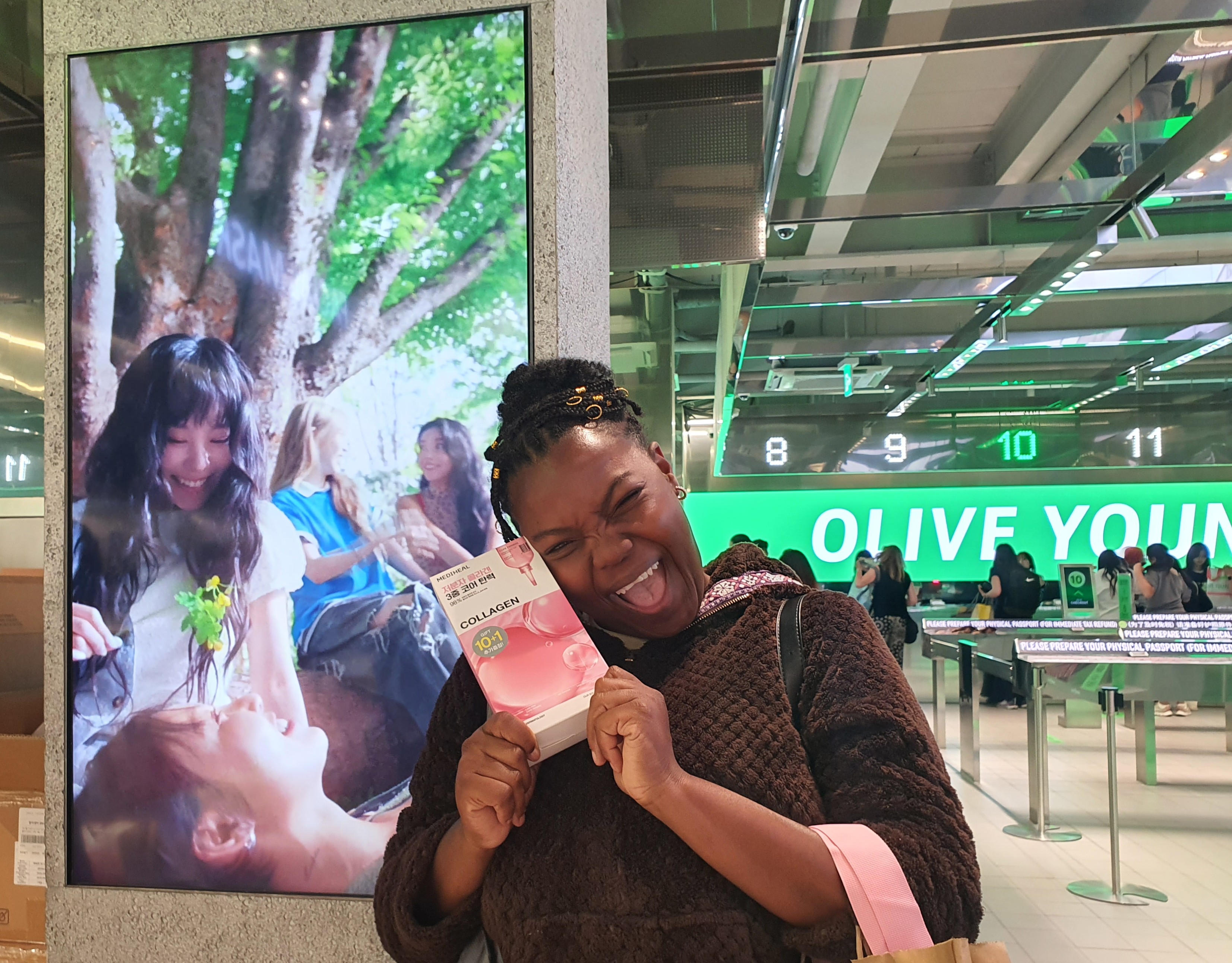 Roxanne sonríe radiantemente tras descubrir el producto que buscaba en una tienda de productos cosméticos en el barrio de Myeongdong, en Seúl, el pasado 24 de junio. | Uyen Nguyen