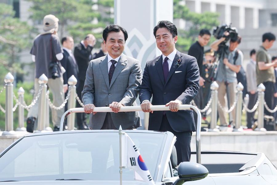 El ministro de Defensa Nacional, Ahn Gyu-Back (izda.), y el ministro de Defensa de Jap&oacute;n, Shinjiro Koizumi, pasan revista a una formaci&oacute;n en la ceremonia de apertura de su cumbre bilateral, el 28 de junio, en la explanada del Ministerio de Defensa Nacional de Corea, en el distrito de Yongsan-gu, en Se&uacute;l. | P&aacute;gina oficial del Ministerio de Defensa Nacional de Corea