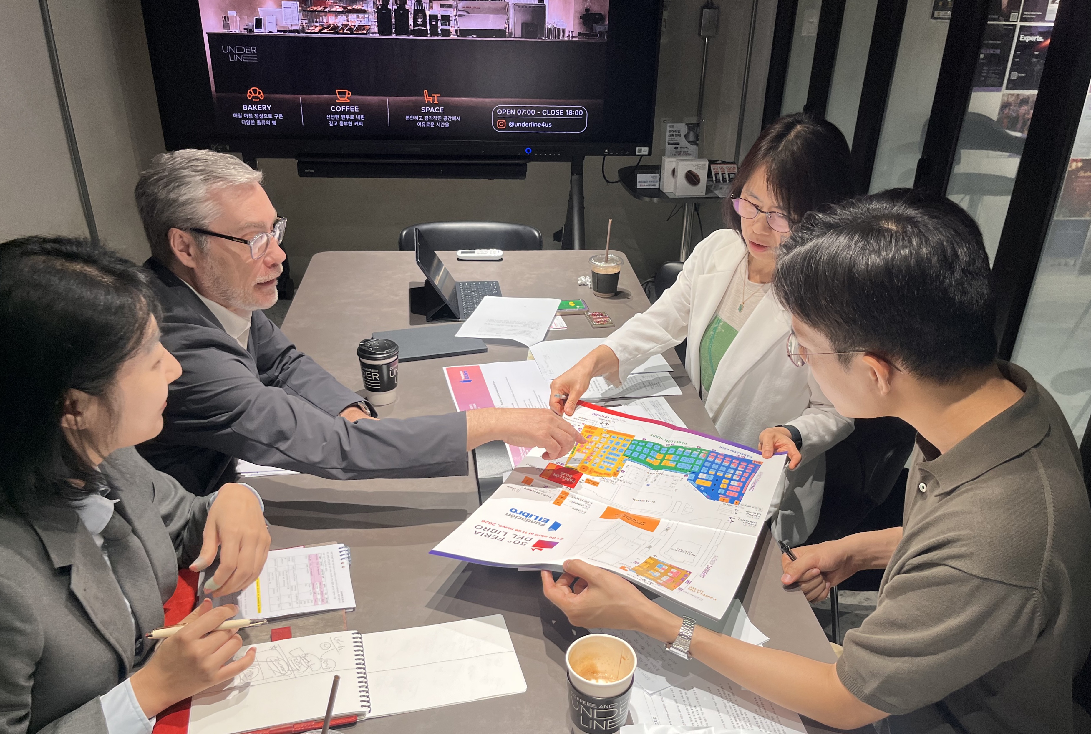 Ezequiel Martínez, director general de la Fundación El Libro, organizadora de la Feria Internacional del Libro de Buenos Aires, muestra el plano de la feria al personal de la Agencia para la Promoción de la Industria Editorial de Corea (KPIPA) durante una reunión celebrada el 26 de junio en una sala de seminarios del distrito de Gangnam, en Seúl. | Fundación Coreana para el Intercambio Cultural Internacional (KOFICE)
