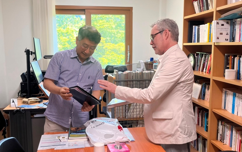 Ezequiel Martínez (derecha) se reúne con Woo Seok-kyun, director del Instituto de Estudios Latinoamericanos de la Universidad Nacional de Seúl (SNU), el 23 de junio, en el distrito de Gwanak-gu, en Seúl. | KOFICE