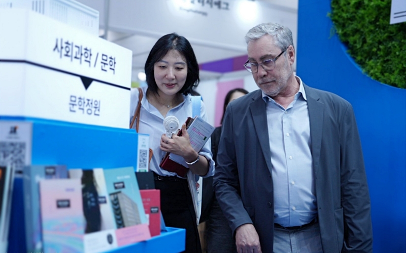 Ezequiel Martínez recorre la Feria Internacional del Libro de Seúl 2026, el 24 de junio, en el centro de convenciones COEX, en el distrito capitalino de Gangnam-gu. | KOFICE