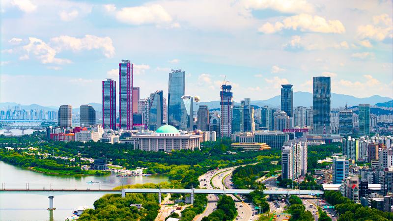 La República de Corea ocupó el 6º lugar en la encuesta de la OCDE sobre los determinantes de la confianza en las instituciones públicas. La imagen muestra una vista de Yeouido, en Seúl. Fundación de Turismo de Seúl