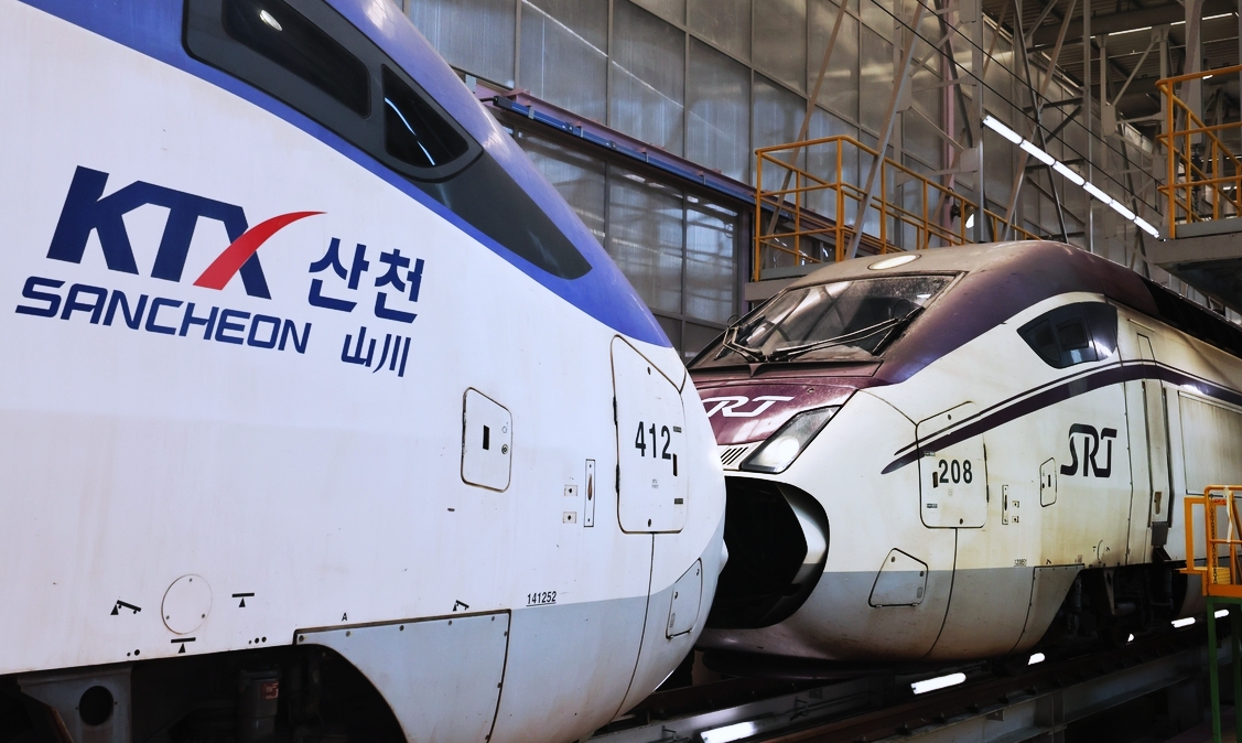 La foto muestra dos trenes de alta velocidad, KTX (izda.) y SRT. | Korail