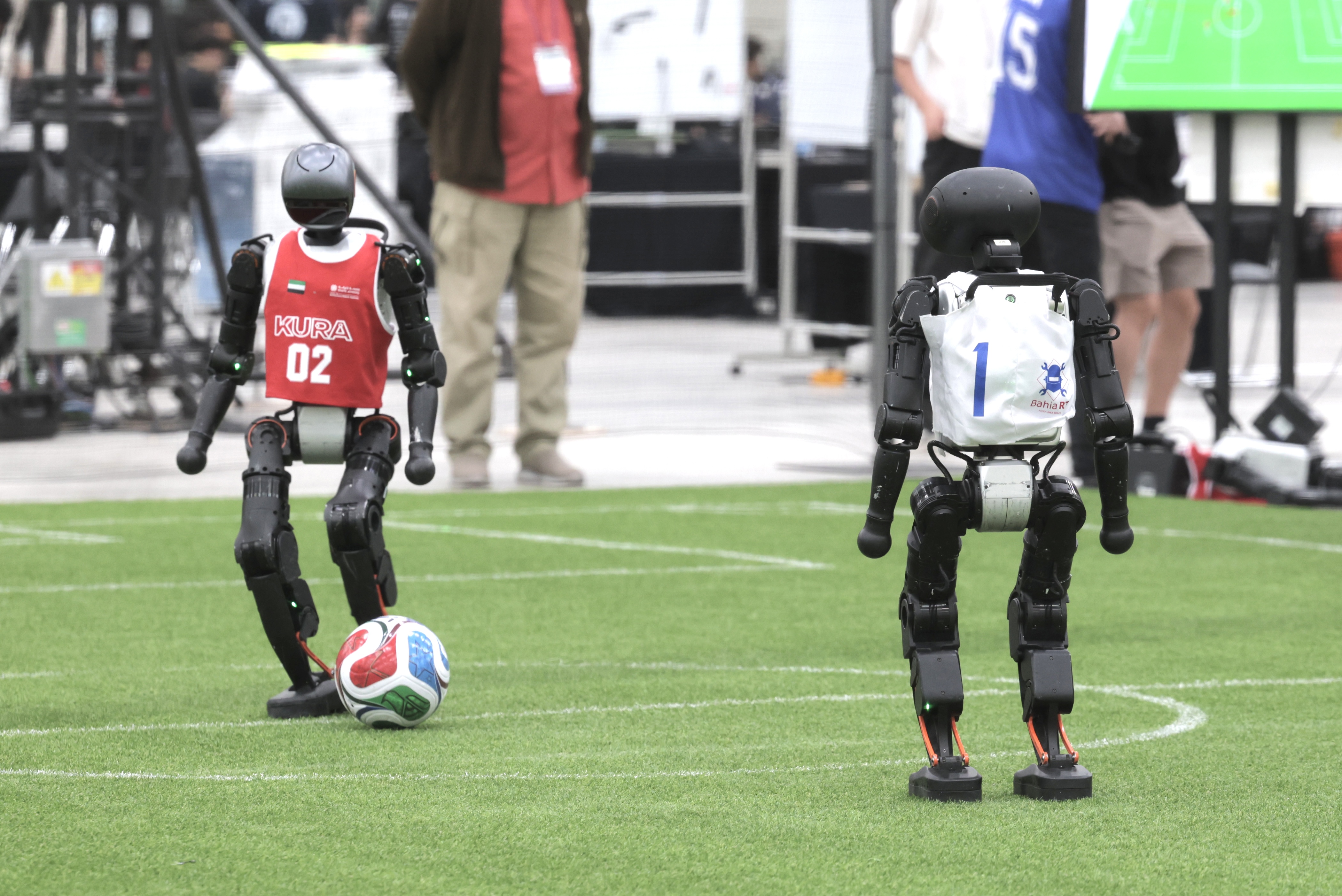 Varios robots disputan un partido de f&uacute;tbol, durante la 'RoboCup 2026', celebrado el 3 de julio, en el centro de convenciones Songdo Convensia, ubicado en el distrito de Yeonsu-gu, en Incheon.