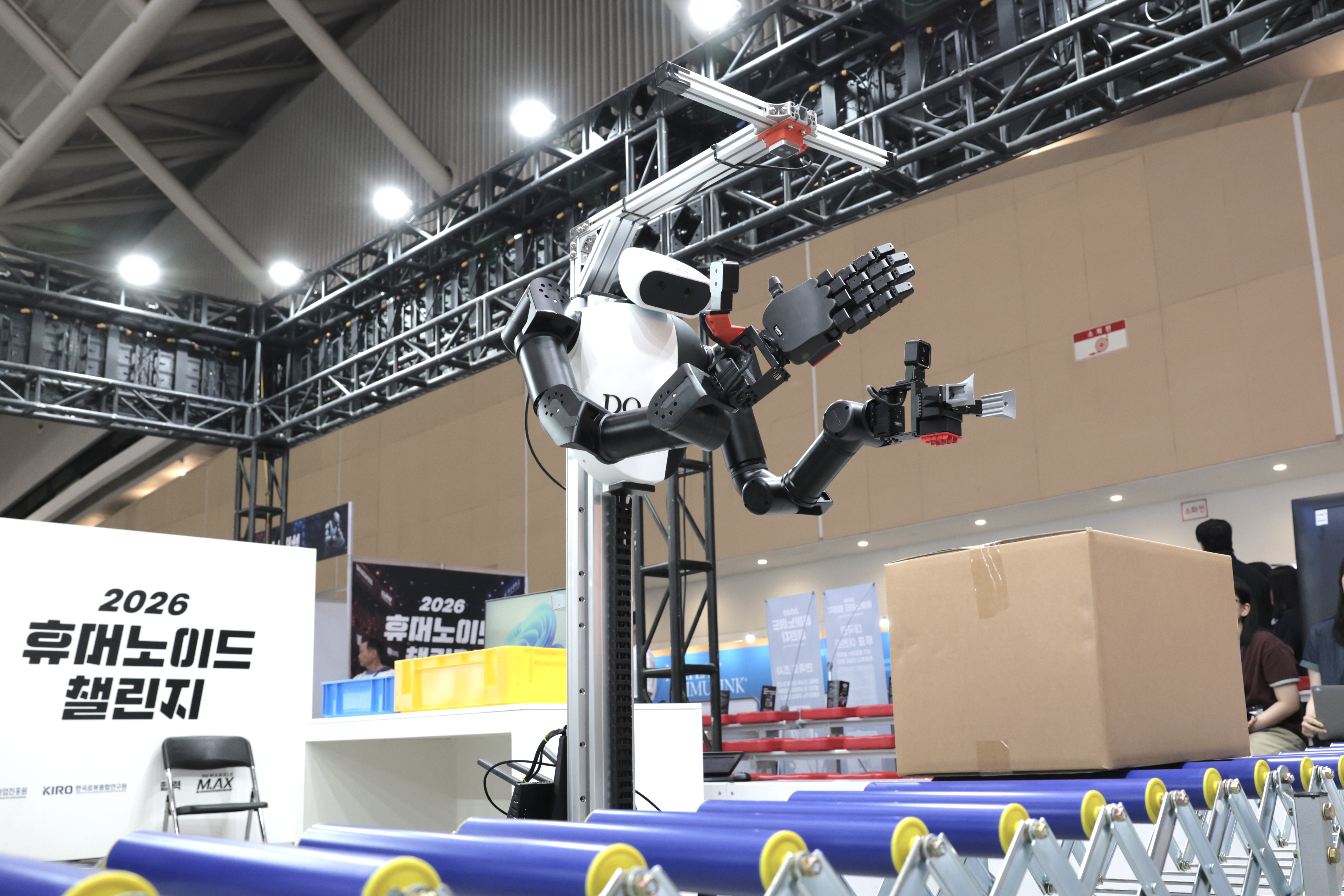 La foto, tomada el 3 de julio de 2026, muestra un robot moviendo una caja, durante el 'Desaf&iacute;o de Robots Humanoides' de la 'RoboCup', en el centro de convenciones Songdo Convensia, ubicado en el distrito de Yeonsu-gu, en Incheon.