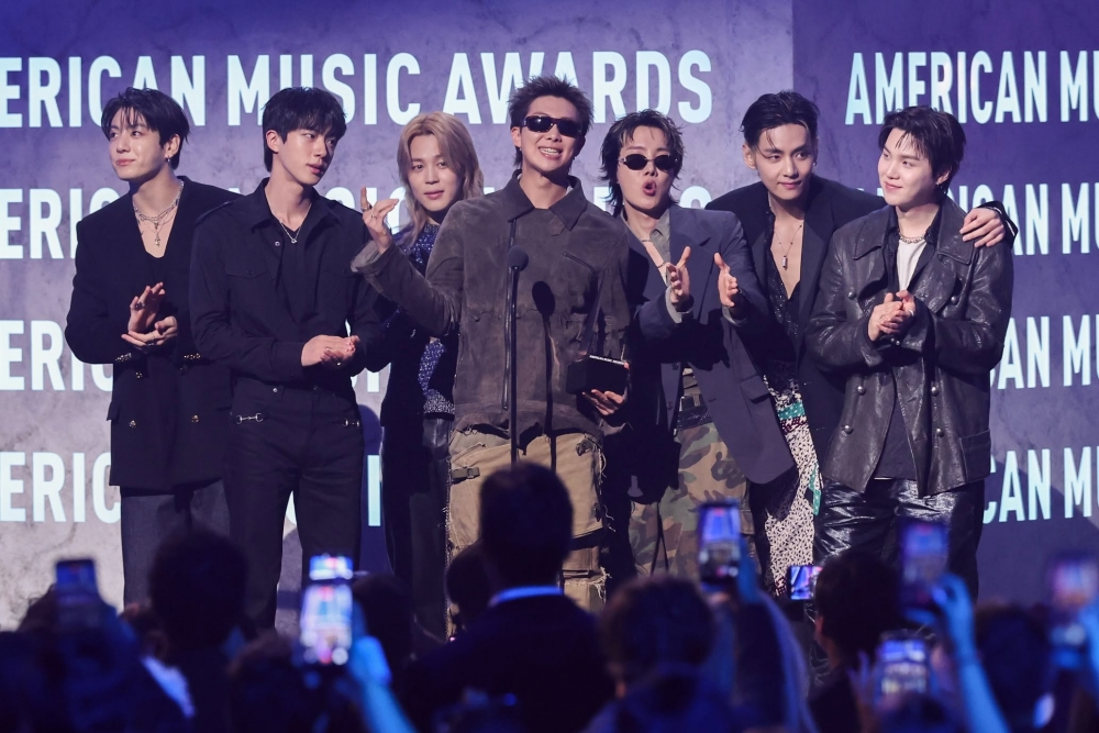 Los integrantes de la superbanda de K-pop BTS pronuncian un discurso tras recibir el premio al Artista del Año en la ceremonia de los American Music Awards (AMA), celebrada el 25 de mayo (hora local) en el MGM Grand Garden Arena de Las Vegas, Estados Unidos. | Cuenta oficial de los AMA en Facebook