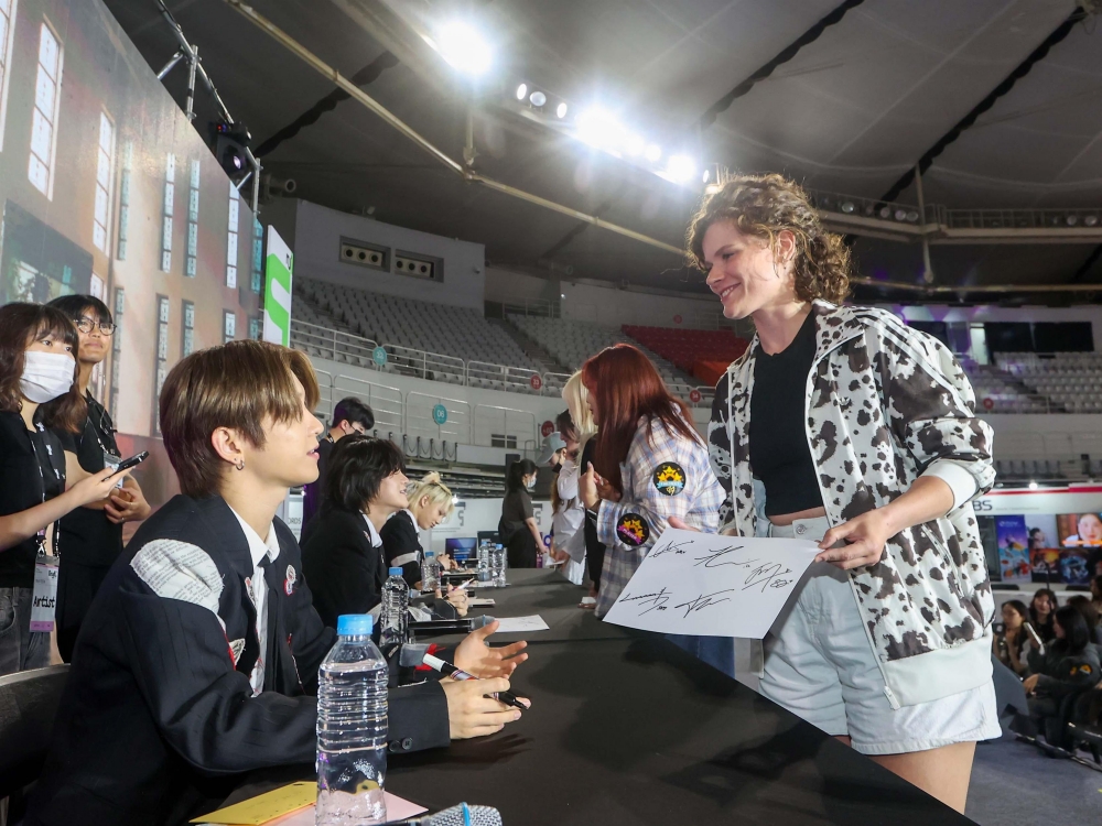 Los integrantes del grupo masculino de K-pop TNX firman autógrafos durante la gala de contenidos coreanos 'MyK Festa', celebrada el 19 de junio de 2025, en el Gimnasio de Balonmano del Parque Olímpico, ubicado en el distrito de Songpa-gu, en Seúl. | Ministerio de Cultura, Deportes y Turismo부