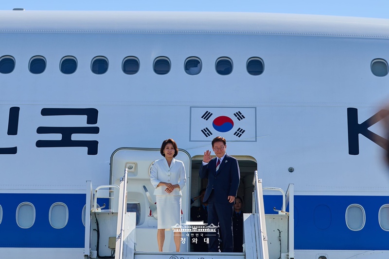 El presidente coreano Lee Jae Myung (dcha.) y la primera dama Kim Hea Kyung saludan a los asistentes antes de despegar desde el Aeropuerto Internacional de Ginebra el 17 de junio, tras finalizar sus actividades en el marco de la cumbre del G7. | Cheong Wa Dae