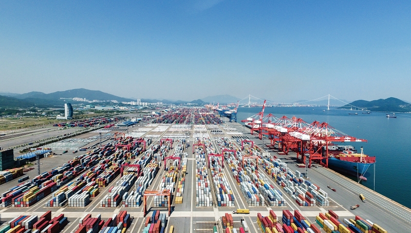 Vista panorámica de los contenedores apilados en el muelle del puerto de Gwangyang, en la ciudad homónima, provincia de Jeollanam-do. | Autoridad Portuaria de Yeosu-Gwangyang