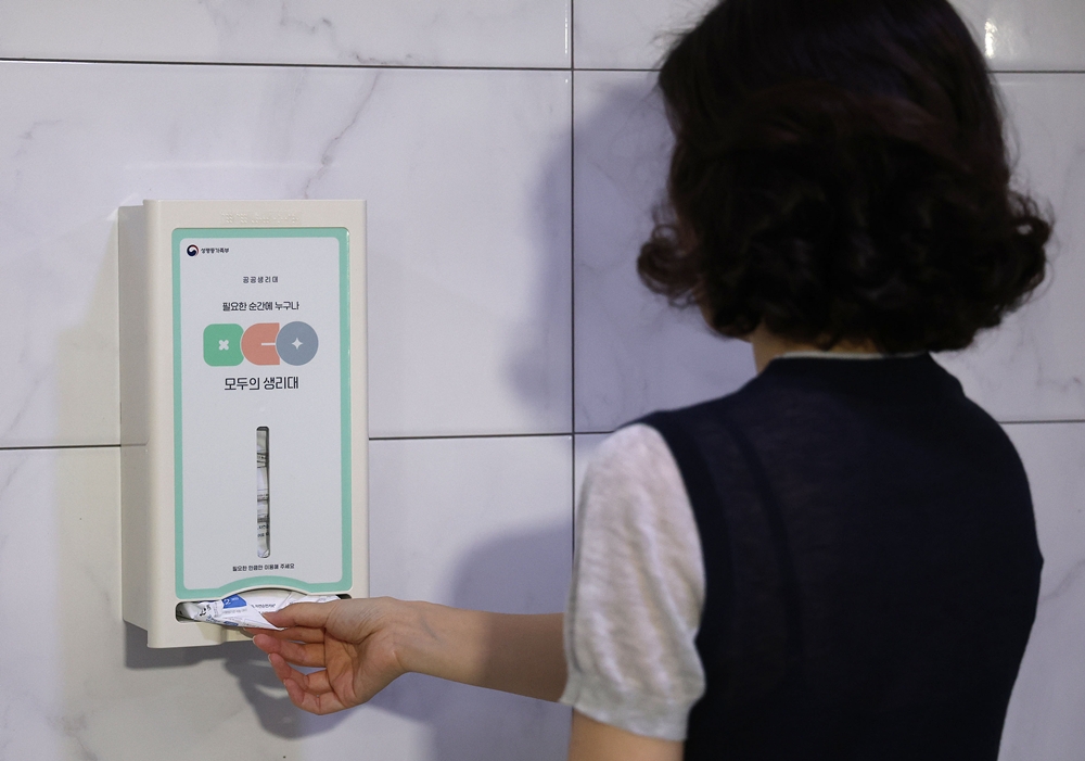 La foto, tomada el 6 de julio, muestra a una se&ntilde;ora usando una m&aacute;quina dispensadora de toallas higi&eacute;nicas en el ba&ntilde;o del Centro de Desarrollo de Recursos Humanos para Mujeres de Eunpyeong, en Se&uacute;l. | Agencia de Noticias Yonhap 