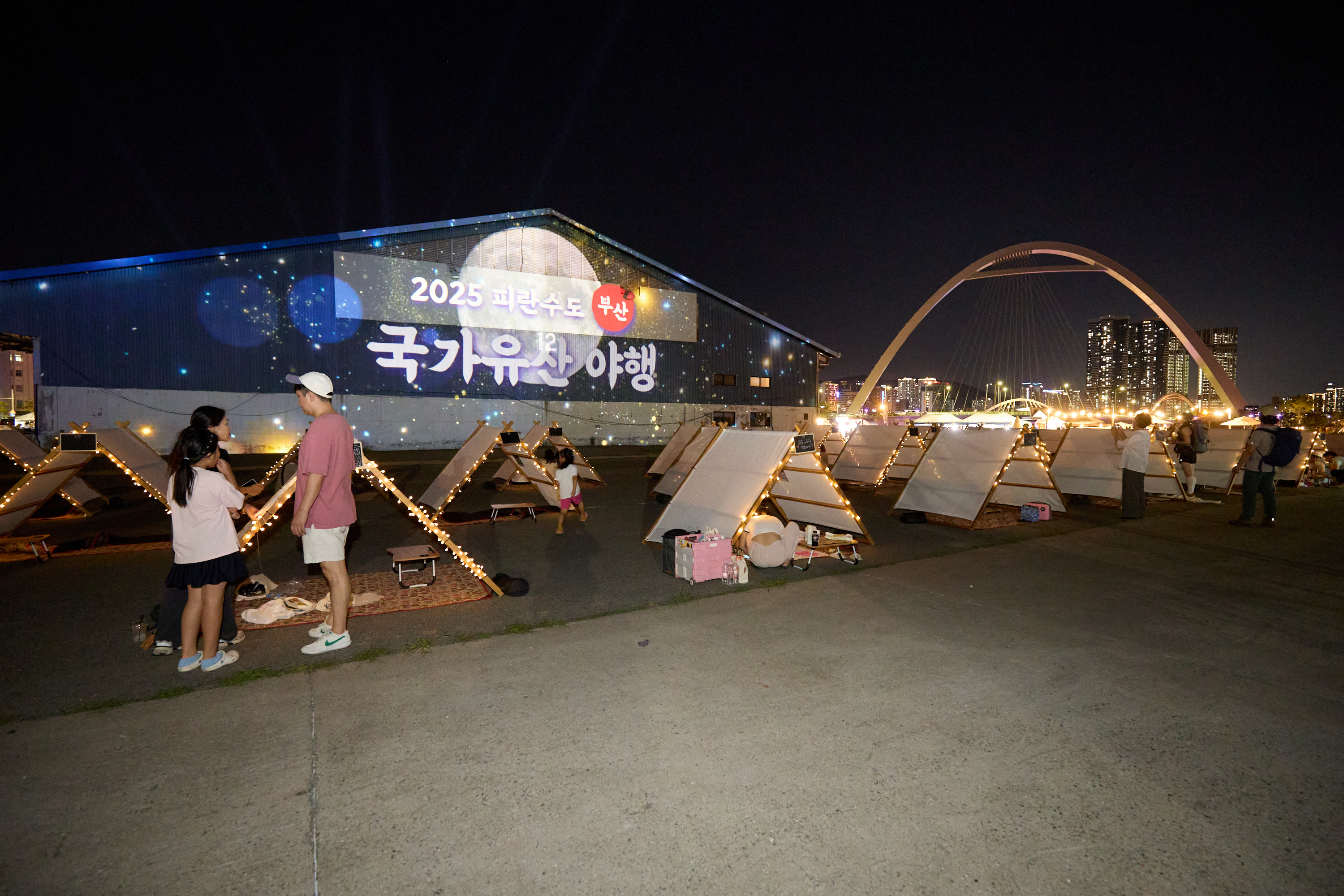  Los visitantes recorren uno de los lugares insignia del 'Paseo Nocturno por el Patrimonio Nacional de la Capital Provisional de Busan', celebrado el 15 de agosto del 2025. | Sitio web oficiall del Paseo Nocturno por el Patrimonio Nacional de la Capital Provisional de Busan