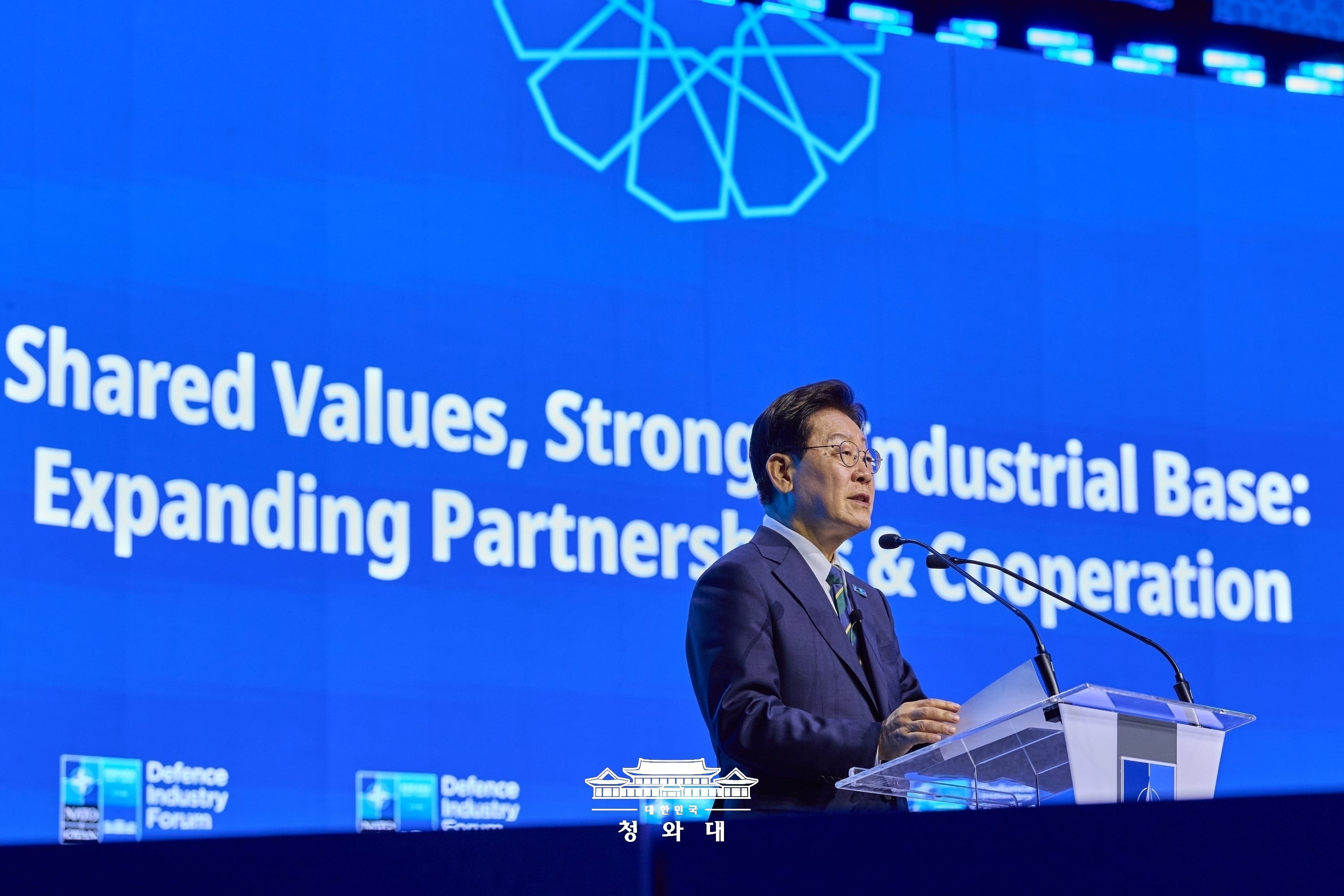 El presidente coreano Lee Jae Myung da un discurso de apertura en el Foro de la Industria de Defensa de la Organizaci&oacute;n del Tratado del Atl&aacute;ntico Norte (OTAN), celebrado el 7 de julio (hora local) en el Centro de Convenciones de Ankara, en Turqu&iacute;a. | Cheong Wa Dae