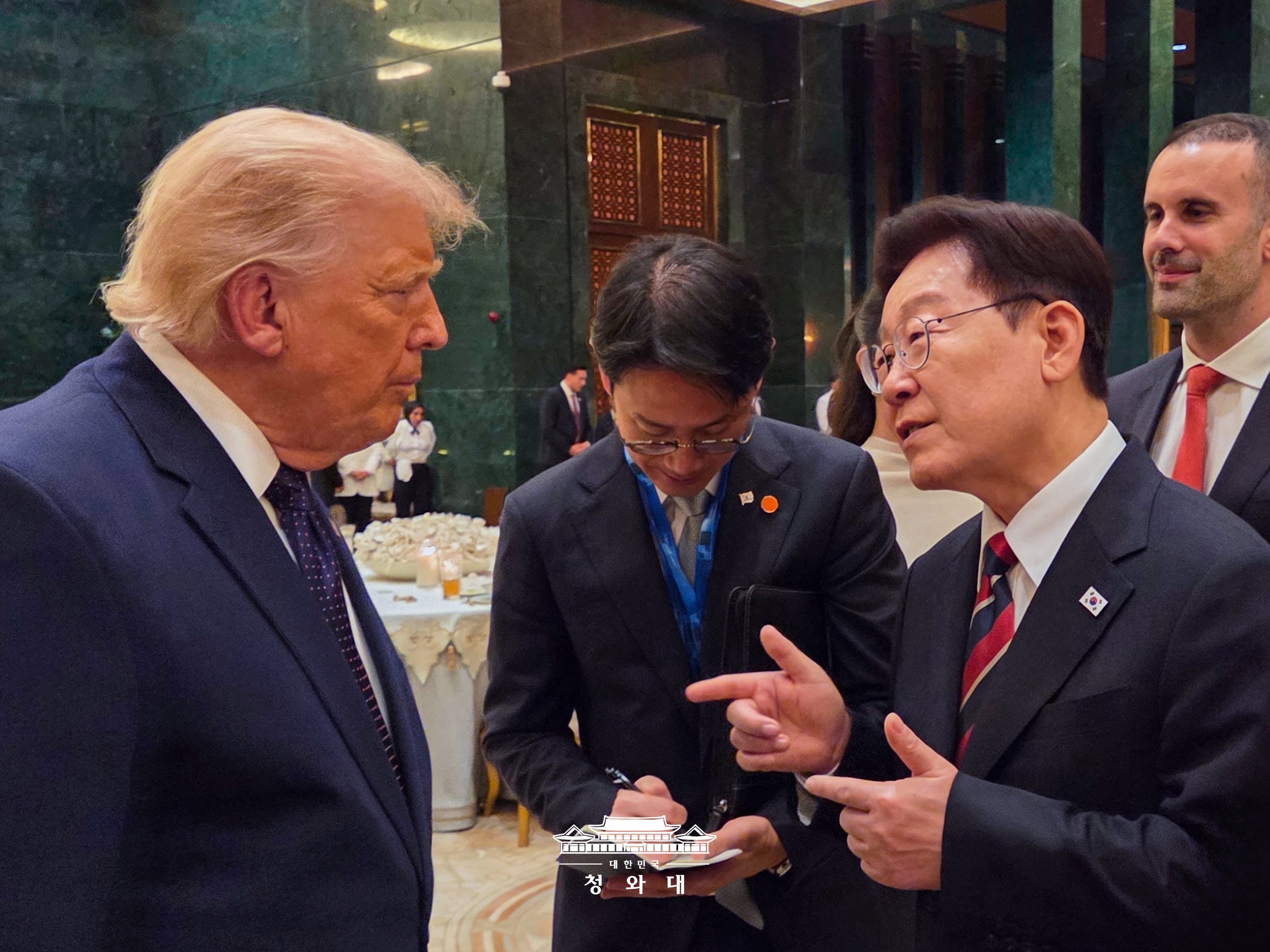 El presidente coreano Lee Jae Myung, y su homólogo estadounidense, Donald Trump, conversan durante la cena oficial de gala ofrecida por el presidente turco, Recep Tayyip Erdogan, y la primera dama, en el Palacio Presidencial de Ankara, Turquía, el 7 de julio (hora local). 