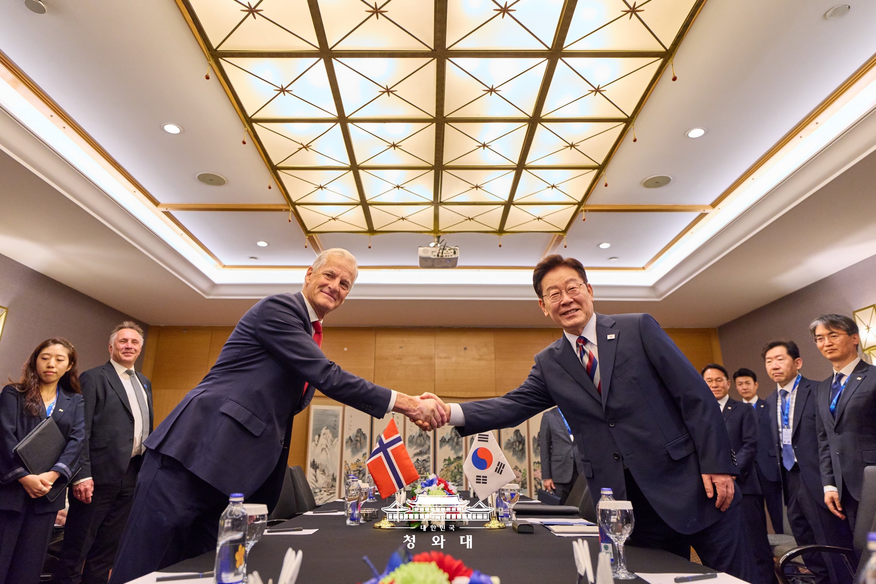 El presidente coreano Lee Jae Myung (dcha.) estrecha la mano del primer ministro noruego, Jonas Gahr Støre, durante la cumbre bilateral celebrada el 8 de julio (hora local), en un hotel de Ankara, en Turquía. 