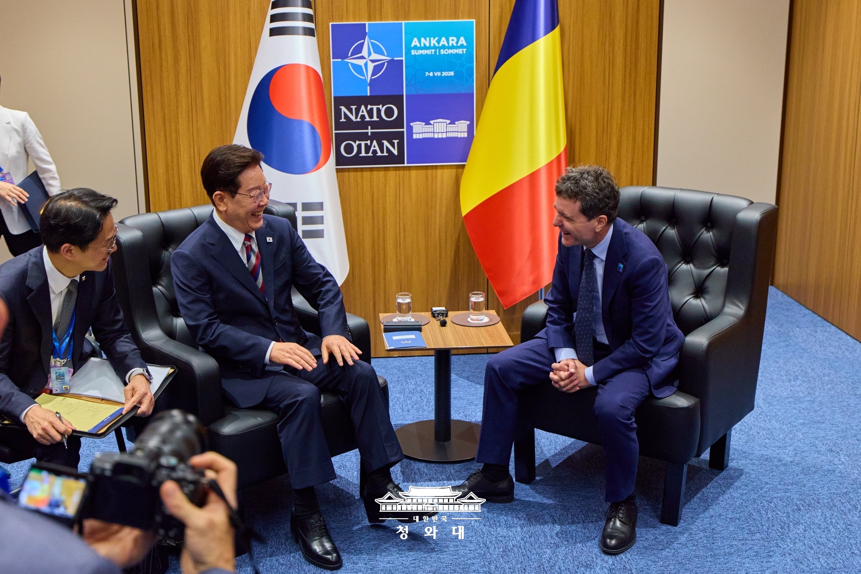 El presidente coreano Lee Jae Myung (dcha.) y su homólogo rumano, Nicușor Daniel Dan, celebran una cumbre bilateral el 8 de julio (hora local) en un hotel de Ankara, Turquía.