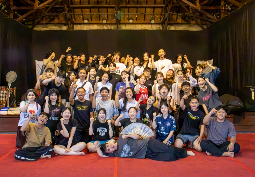 J&oacute;venes artistas del Instituto de las Artes de Se&uacute;l de Corea y sus hom&oacute;logos de Indonesia posan para una foto conmemorativa tras realizar un ensayo de su proyecto colaborativo en el Festival de Artes de Bali. | Ministerio de Cultura, Deportes y Turismo de Corea