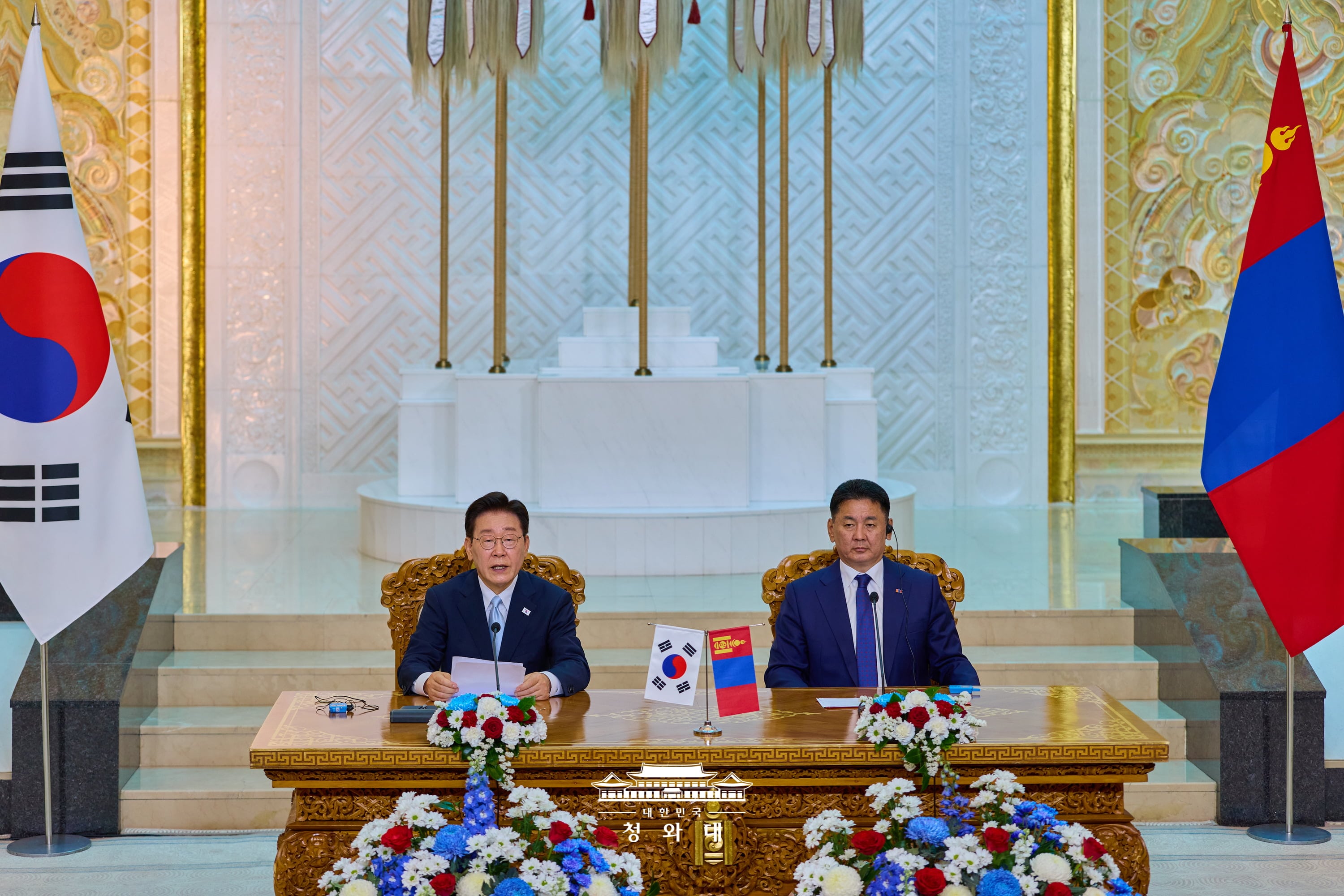El presidente coreano, Lee Jae Myung, y su hom&oacute;logo mongol, Ukhnaagiin Kh&uuml;rels&uuml;kh, ofrecen una conferencia de prensa conjunta tras la cumbre celebrada el 9 de julio (hora local) en el complejo gubernamental de Ul&aacute;n Bator, en Mongolia.