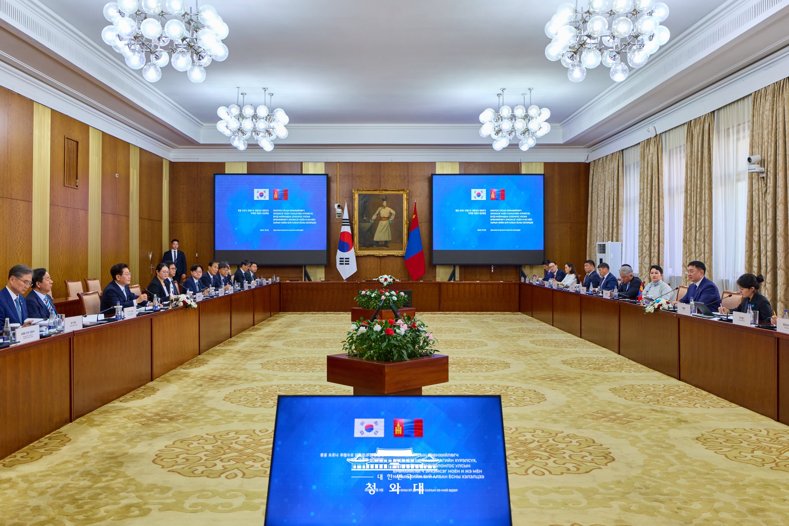 El presidente coreano, Lee Jae Myung, y su hom&oacute;logo mongol, Ukhnaagiin Kh&uuml;rels&uuml;kh, sostienen una cumbre el 9 de julio (hora local) en el complejo gubernamental de Ul&aacute;n Bator, en Mongolia.