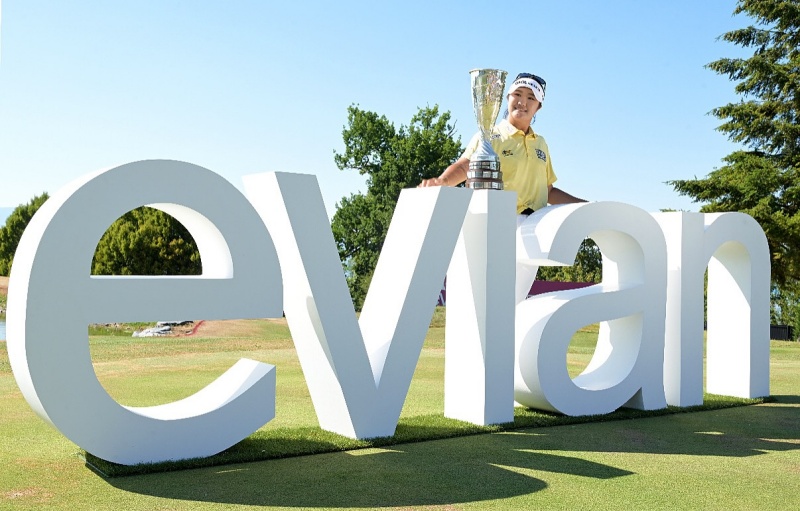 La golfista coreana Ryu Haeran se toma una foto conmemorativa luego de obtener su segundo major en la última ronda del Amundi Evian Championship —el 4º torneo major del Campeonato de la LPGA—, celebrado 12 de julio (hora local), en el Evian Resort Golf Club en Évian-les-Bains, en Francia.  