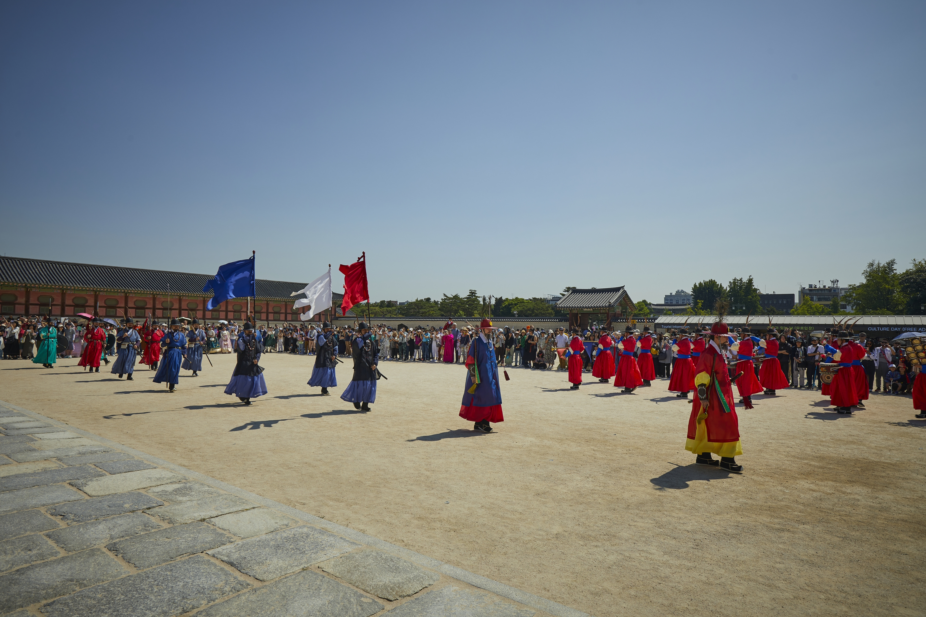 La foto muestra la Ceremonia del Cambio de Guardia Real en el palacio Gyeongbokgung, ubicado en el distrito de Jongno-gu, en Seúl. Este acto recrea la forma en que los guardias Sunragun custodiaban la capital y el palacio durante la dinastía Joseon. | Servicio de Patrimonio de Corea 