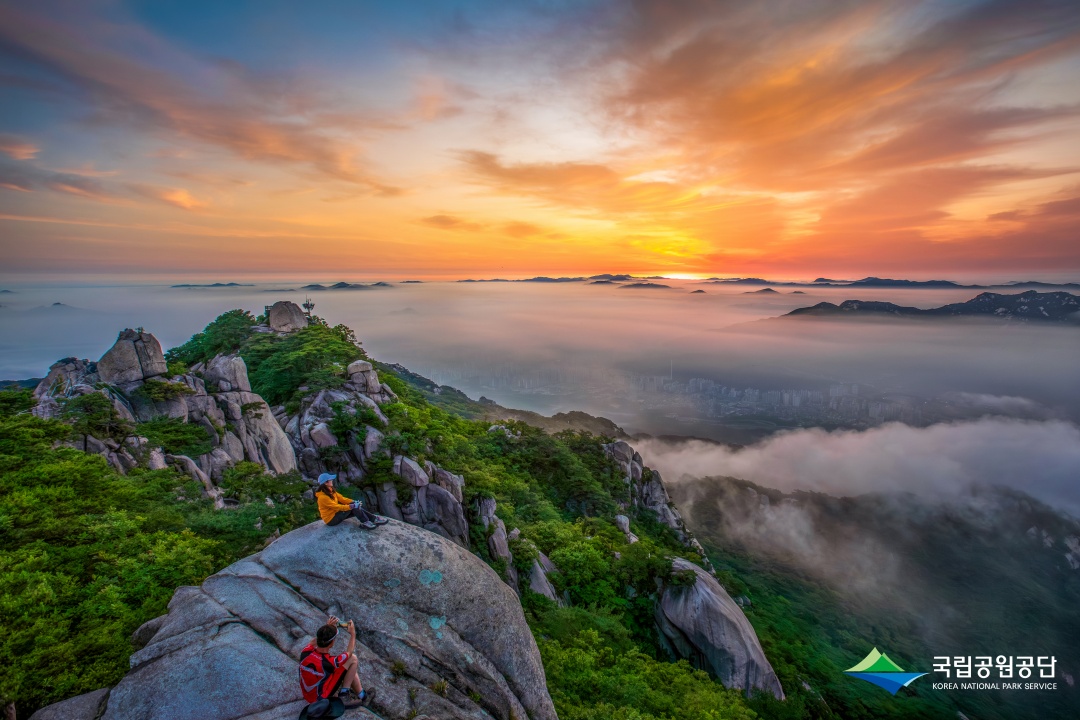 Panor&aacute;mica desde la cima de la monta&ntilde;a Bukhansan | Servicio de Parques Nacionales de Corea