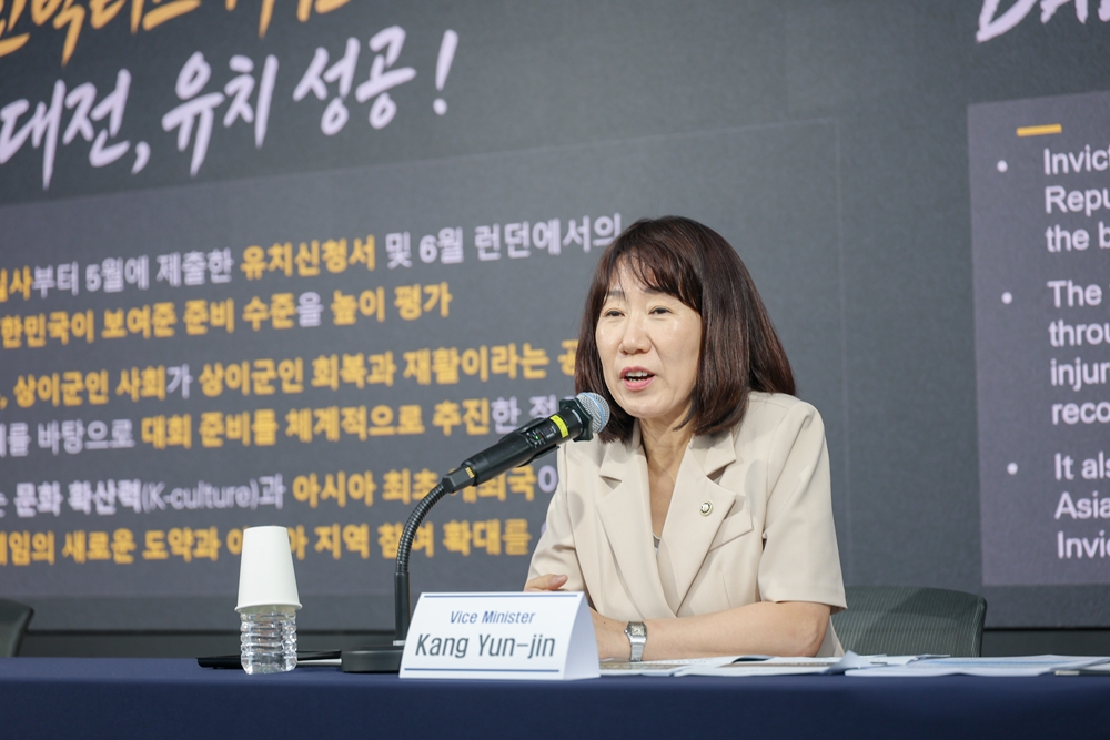 La viceministra de Asuntos de Patriotas y Veteranos, Kang Yun-jin, anuncia el 22 de julio los resultados de la selección de la ciudad anfitriona de los Juegos Invictus 2029 y los efectos esperados en una conferencia de prensa para corresponsales extranjeros en el Centro de Prensa de Corea, en el distrito de Jung-gu, en Seúl. | Ministerio de Asuntos de Patriotas y Veteranos de Corea