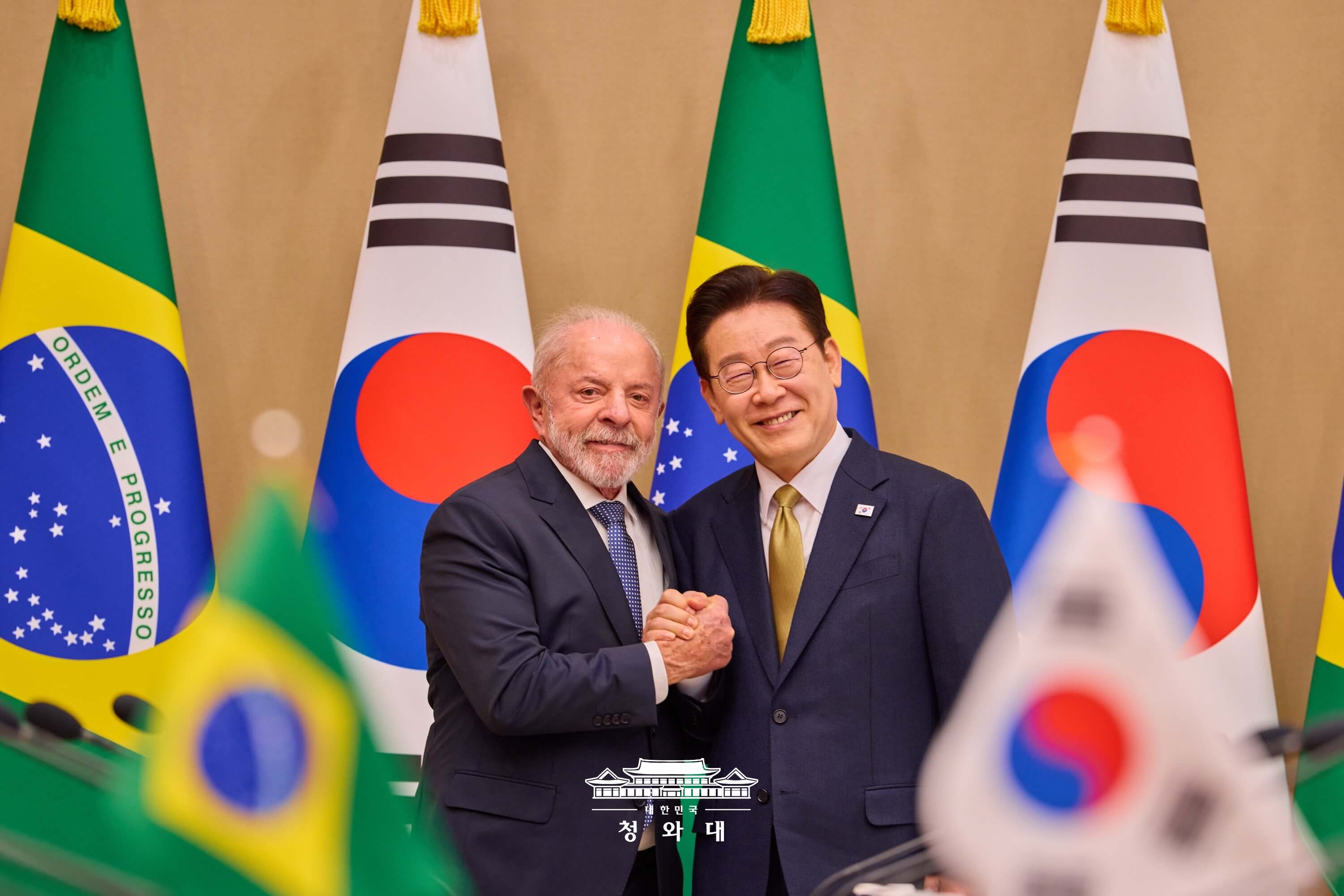 El presidente coreano, Lee Jae Myung (dcha.) estrecha la mano de su homólogo brasileño, Luiz Inácio Lula da Silva, durante la cumbre bilateral celebrada el 23 de febrero, en la oficina presidencial, Cheong Wa Dae, en Seúl.