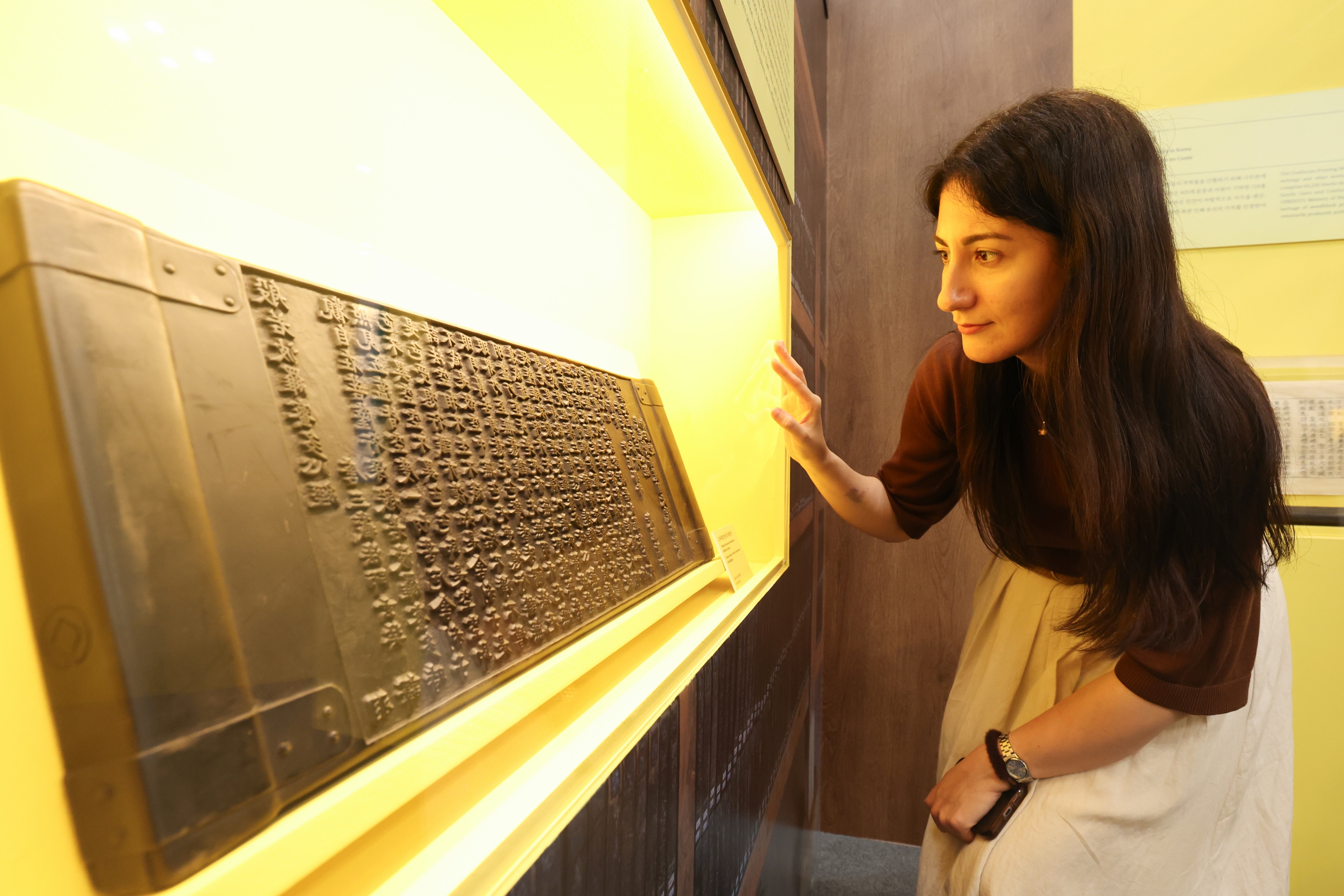 Una visitante extranjera contempla una de las piezas de la Tripitaka Koreana, el 23 de julio en el 'Pabell&oacute;n de la Rep&uacute;blica de Corea', ubicado en la Sala de Exposiciones 1 del Centro de Exposiciones y Convenciones de Busan (BEXCO, por sus siglas en ingl&eacute;s).