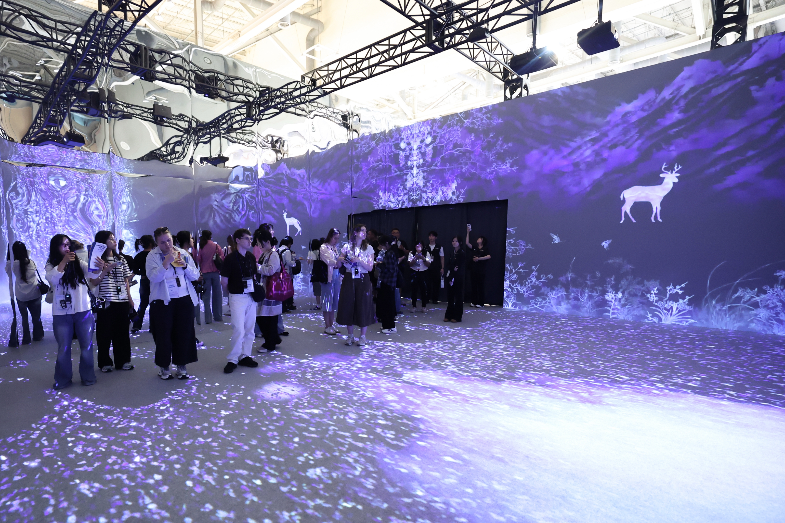  Un grupo de visitantes contempla una instalaci&oacute;n de arte digital que recrea paisajes naturales, el 23 de julio en el 'Pabell&oacute;n de la Rep&uacute;blica de Corea', ubicado en la Sala de Exposiciones 1 del Centro de Exposiciones y Convenciones de Busan (BEXCO, por sus siglas en ingl&eacute;s).