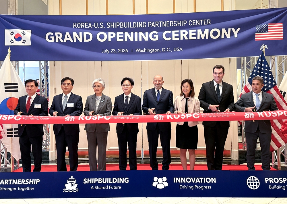 El ministro de Comercio, Industria y Recursos de Corea del Sur, Kim Jung-kwan (cuarto por la izda.), y el secretario de Comercio de EE. UU., Howard Lutnick (cuarto por la dcha.), cortan la cinta, junto con otros asistentes, durante la ceremonia de inauguraci&oacute;n del Centro de Colaboraci&oacute;n para la Construcci&oacute;n Naval Corea del Sur-EE. UU. (KUSPC, seg&uacute;n sus siglas en ingl&eacute;s), el 23 de julio de 2026 (hora local), en Washington D. C., Estados Unidos. | Agencia de Noticias Yonhap