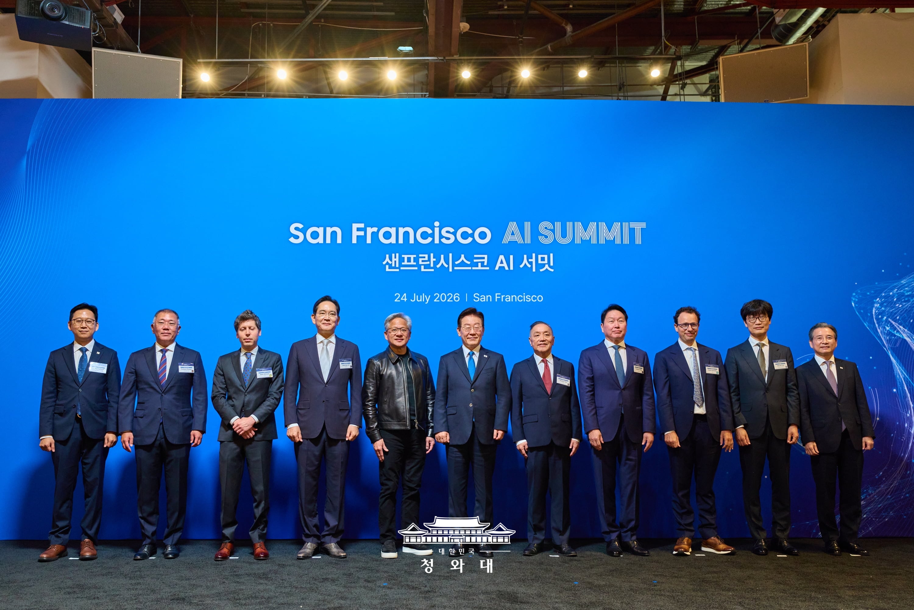El presidente coreano, Lee Jae Myung (sexto desde la dcha.) se toma una fotograf&iacute;a conmemorativa junto con empresarios nacionales y ejecutivos de las grandes tecnol&oacute;gicas globales en la Cumbre de IA, celebrada el 24 de julio (hora local) en San Francisco, Estados Unidos.