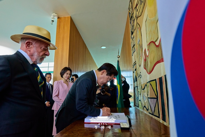 El presidente Lee Jae Myung firma el libro de visitas de la oficina presidencial, en Brasilia, el 27 de julio (hora local), tras escribir el mensaje: 