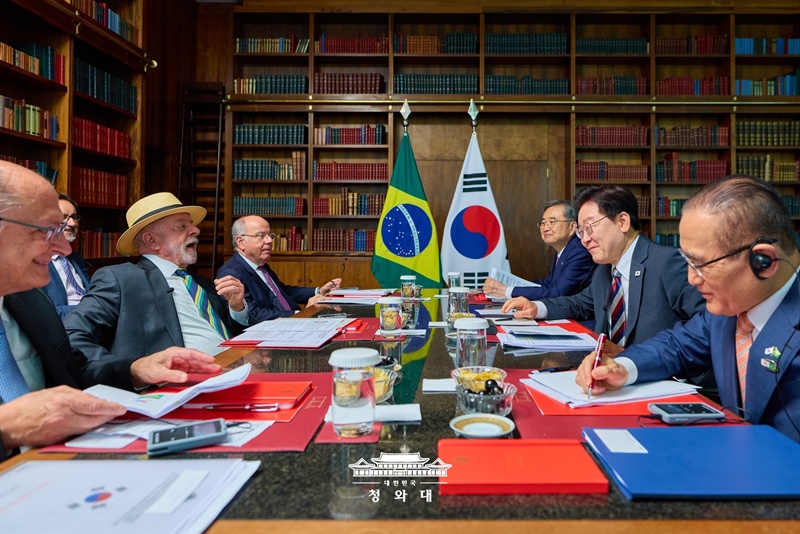 El presidente coreano, Lee Jae Myung (segundo en la fila de la dcha.), y su homólogo brasileño, Luiz Inácio Lula da Silva (segundo en la fila de la izda.) sostienen una cumbre bilateral el 27 de julio (hora local), en la oficina presidencial, en Brasilia.