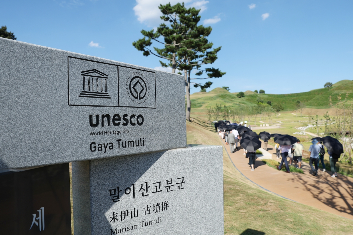 Los participantes recorren el 27 de julio los túmulos de Marisan, en el condado de Haman-gun, provincia de Gyeongsangnam-do.