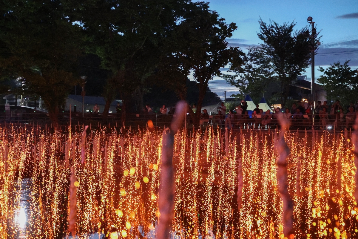 La foto muestra las antorchas de papel encendidas en el Festival Haman Nakhwanori, celebrado el 27 de julio, en el pabellón Mujinjeong, en el condado de Haman-gun, provincia de Gyeongsangnam-do. 