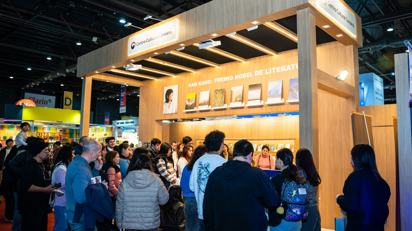 Un grupo de visitantes contempla las obras de la autora coreana Han Kang en el pabellón del Centro Cultural Coreano en Argentina, instalado en el marco de la 50ª Feria Internacional del Libro de Buenos Aires, celebrada del 23 de abril al 11 de mayo, en el predio ferial 'La Rural' de la capital argentina. | Centro Cultural Coreano en Argentina