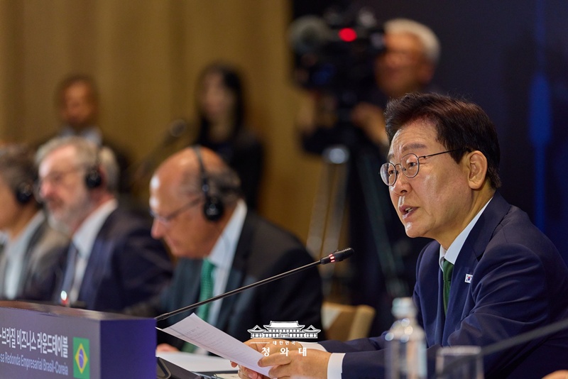 El presidente coreano Lee Jae Myung expone diversas medidas para fortalecer la cooperación bilateral durante la Mesa Redonda Empresarial Corea-Brasil, celebrada el 28 de julio (hora local) en un hotel de Sao Paulo, en Brasil.