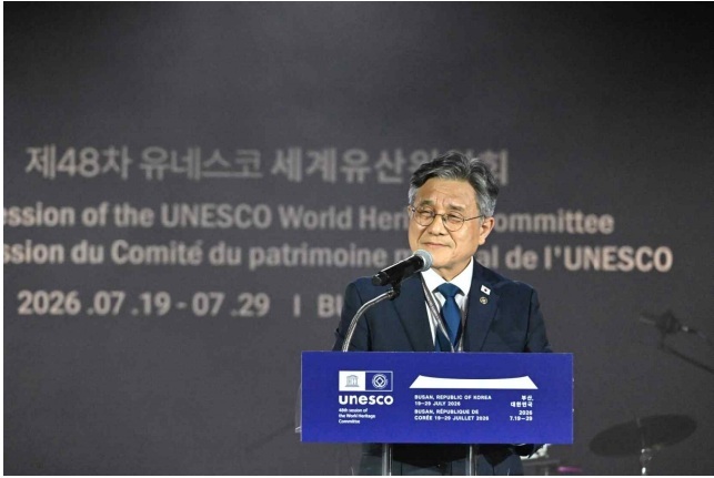  El director del Servicio de Patrimonio de Corea (KHS, por sus siglas en inglés), Huh Min, da un discurso en la ceremonia de clausura de la 48ª reunión del Comité del Patrimonio Mundial, el 29 de julio, en el Centro de Exposiciones y Convenciones de Busan (BEXCO, por sus siglas en inglés), en el distrito de Haeundae-gu de la ciudad homónima. 