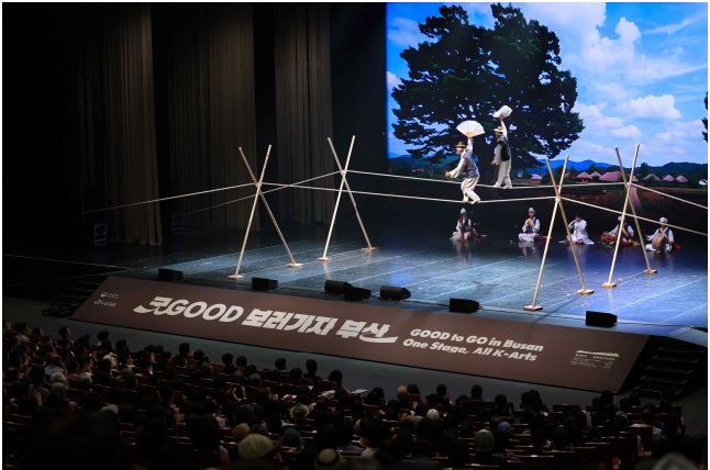 La foto muestra la función especial 'Good to Go in Busan' presentada el 26 de julio, en el auditorio del Centro de Exposiciones y Convenciones de Busan (BEXCO, por sus siglas en inglés), en el distrito de Haeundae-gu de la ciudad homónima.