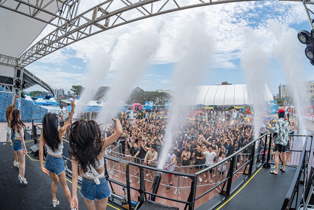 La foto muestra a los asistentes disfrutando de un concierto de K-pop, durante el Festival del Lodo de Boryeong, celebrado el 25 de julio, en la playa de Daecheon, en la ciudad homónima, en la provincia de Chungcheongnam-do. | Fundación de Turismo y Festivales de Boryeong