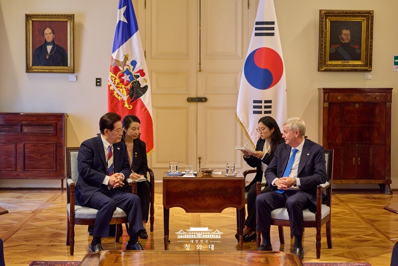 El presidente coreano, Lee Jae Myung (primero desde la izda.), sostiene una cumbre con su hom&oacute;logo chileno, Jos&eacute; Antonio Kast Rist (primero desde la dcha.), el 30 de julio (hora local) en el palacio presidencial de Santiago de Chile. | Cheong Wa Dae