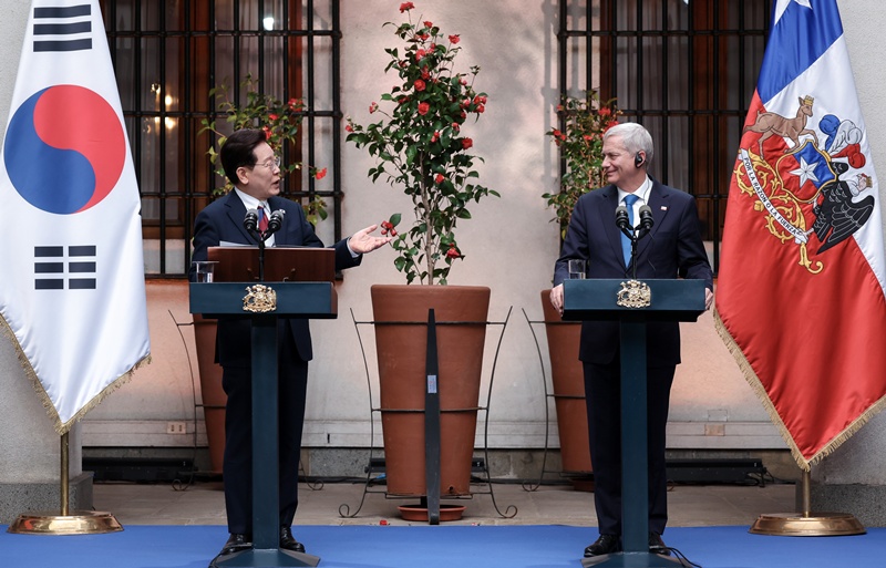 El presidente coreano Lee Jae Myung y su hom&oacute;logo chileno, Jos&eacute; Antonio Kast Rist, ofrecen una declaraci&oacute;n conjunta a la prensa, el 30 de julio (hora local), en el palacio presidencial de Santiago de Chile. | Agencia de Noticias Yonhap