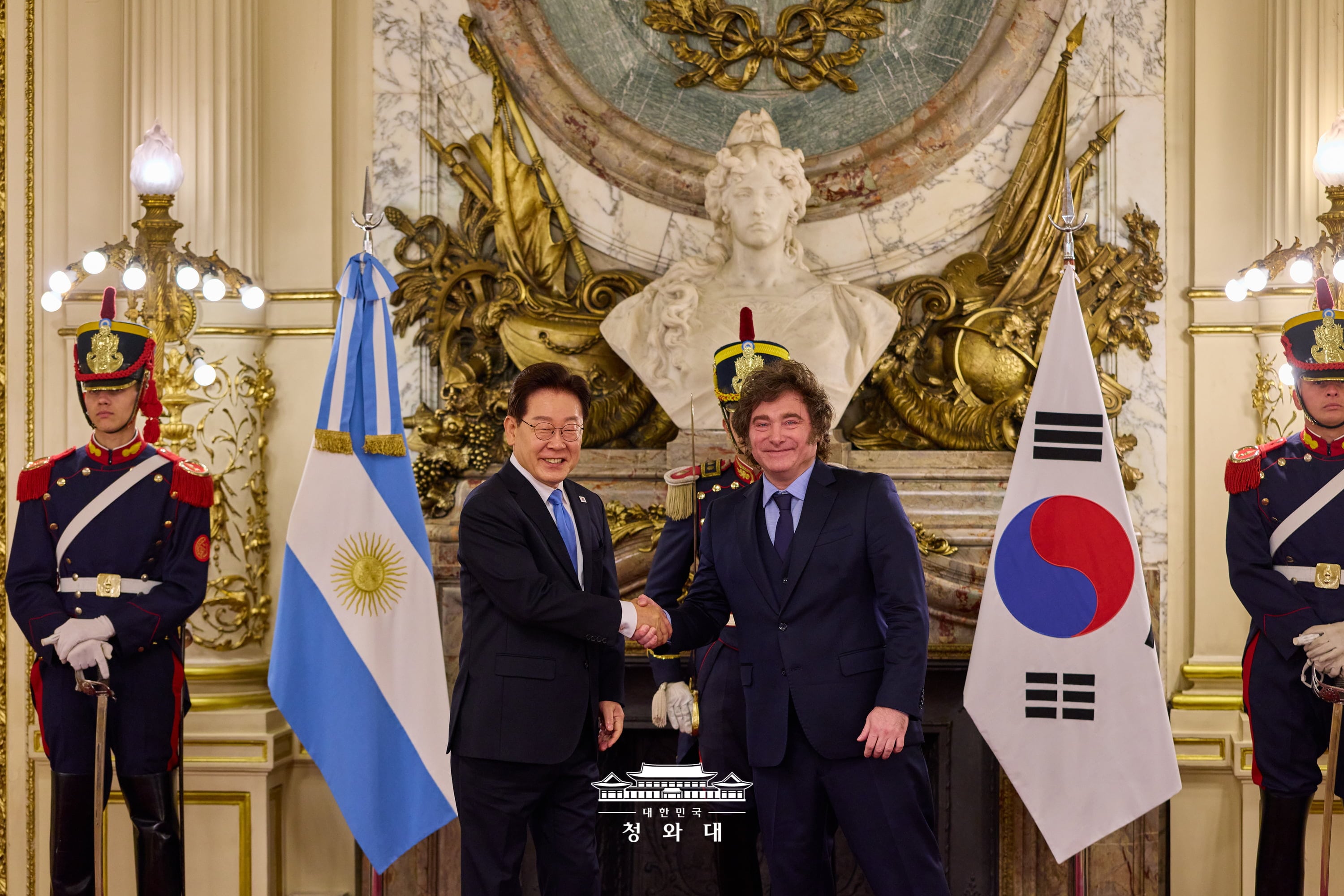 El presidente coreano, Lee Jae Myung, da un apret&oacute;n de manos a su hom&oacute;logo argentino, Javier Milei, durante la cumbre bilateral celebrada el 31 de julio (hora local) en Buenos Aires, Argentina. | Cheong Wa Dae