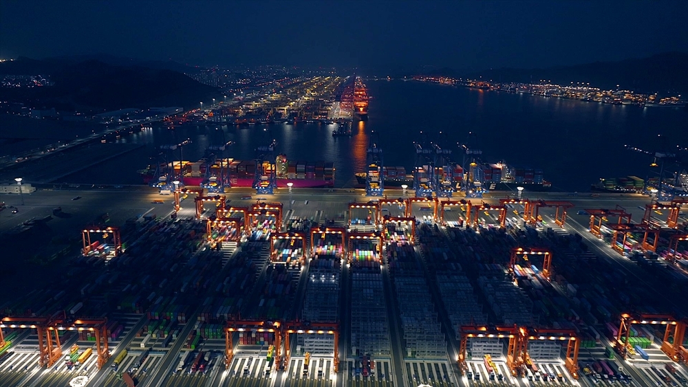 Vista panorámica nocturna de los contenedores apilados en la Terminal Global Dongwon de Busan | Terminal Global Dongwon de Busan